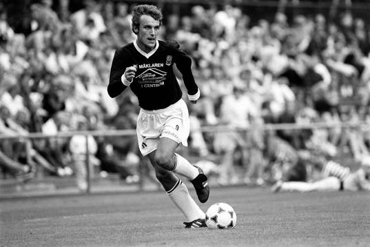 Tennislandslagets Mats Wilander med bollen