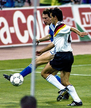 Pierre Littbarski, Västtyskland i kamp om bollen.©