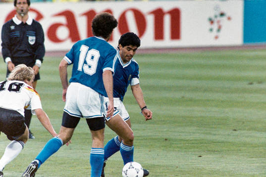 Diego Maradona, Argentina med bollen