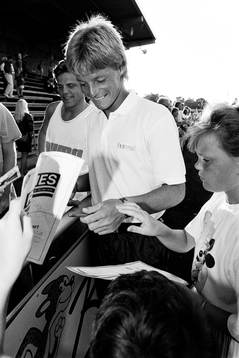 Stefan Schwarz skriver autografer