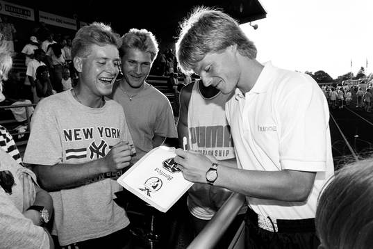 Stefan Schwarz skriver autografer