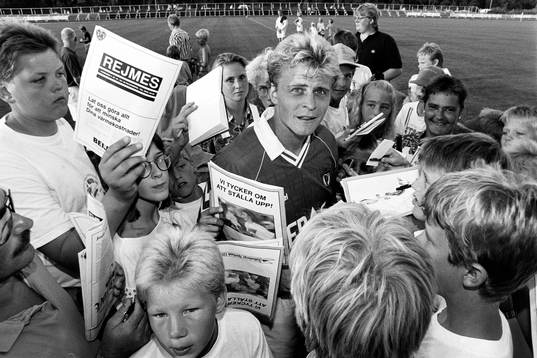 Jonas Thern skriver autografer