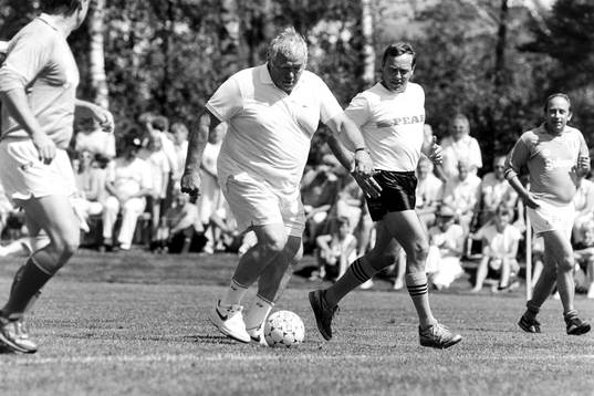 F.d boxningsvärldsmästaren Ingemar Johansson med bollen