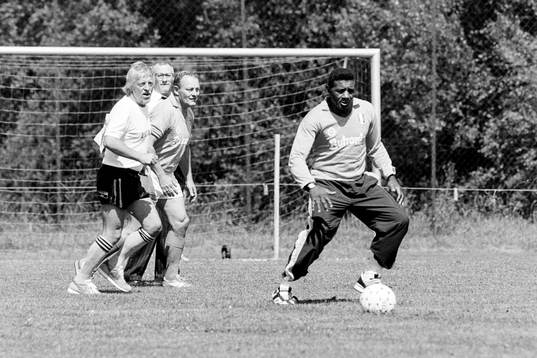 F.d boxningsvärldsmästaren Floyd Patterson med bollen
