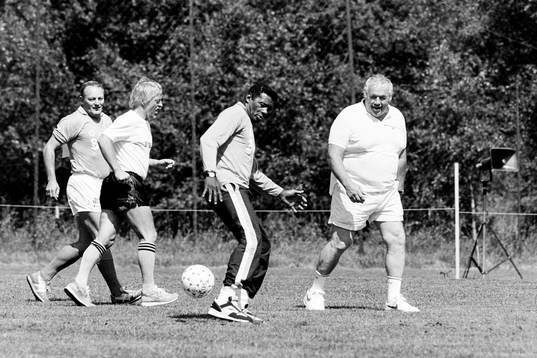 F.d boxningsvärldsmästaren Floyd Patterson med bollen och