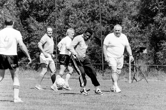 F.d boxningsvärldsmästaren Floyd Patterson med bollen och