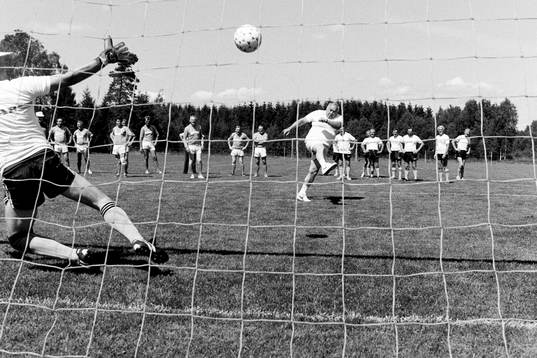 F.d boxningsvärldsmästaren Ingemar Johansson dundrar in