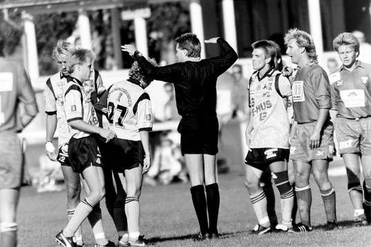 Domare Anders Frisk, Mölndal lugnar ner spelarna