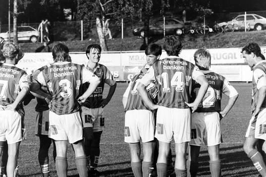 Kurt-Arne  Bergstrand, tränare, Markaryd pratar med laget