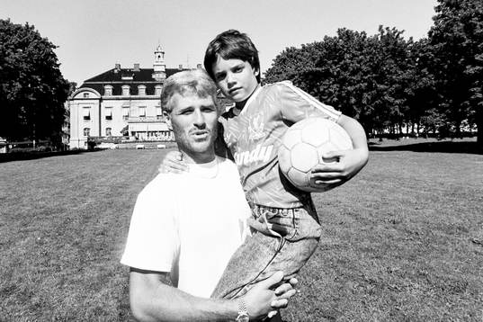 Robert Tracey med sin idol Glenn Hysén