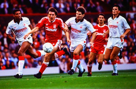 Liverpools Peter Beardsley mot Nottinghams Des Walker och
