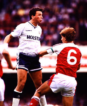 Tottenhams Peter Garland mot Arsenals Tony Adams