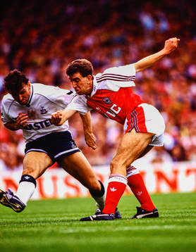 Tottenhams Gary Mabbutt mot Arsenals Nigel Winterburn