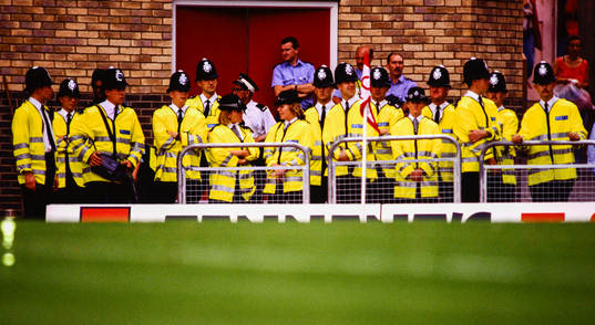 Poliser bevakar matchen på Highbury