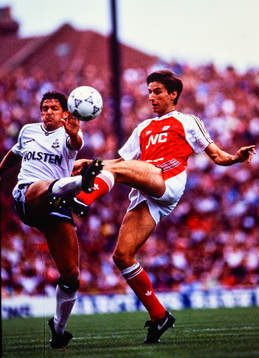 Tottenhams Gary Mabbutt mot Arsenals Alan Smith