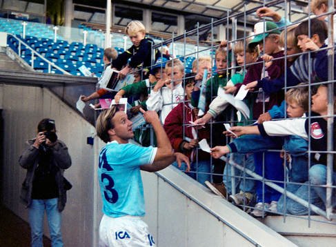 Dan Corneliusson, Malmö skriver autografer till barnen