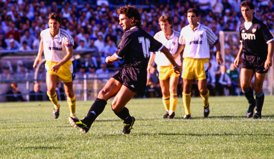 Juventus Roberto Baggio skjuter mål på straff