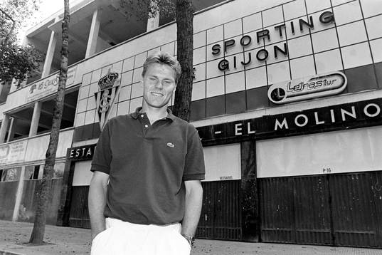 Joakim Nilsson, Sporting Gijon utanför arenan