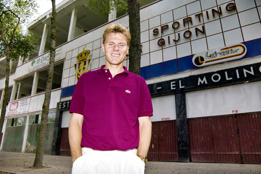 Joakim Nilsson, Sporting Gijon utanför arenan