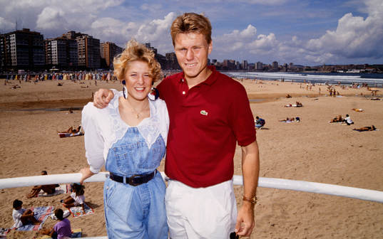 Joakim Nilsson, Sporting Gijon, med flickvän på stranden.