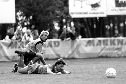 Hans Larsson, Mjällby går hårt in i en närkamp med Lino