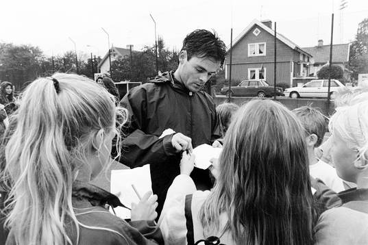 Anders Limpar, Sverige, skriver autografer