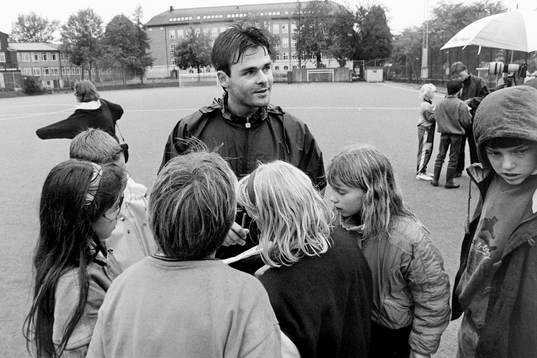 Anders Limpar, Sverige, skriver autografer