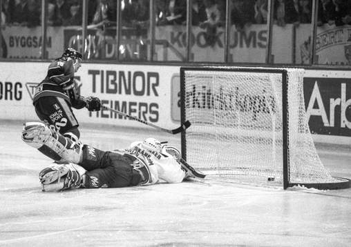 Pauli Järvinen. Luleå gör mål på Roger Nordström,
