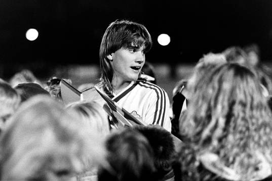 Jonny Rödlund, Sverige skriver autograf