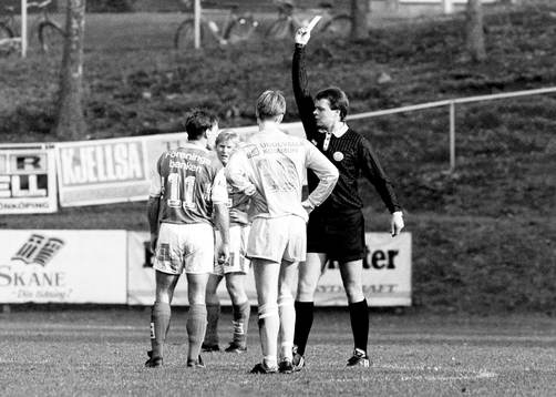Domare Sten Johanzon delar ut en varning