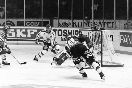 Jan Larsson, Brynäs fri med frölundas målvakt Åke