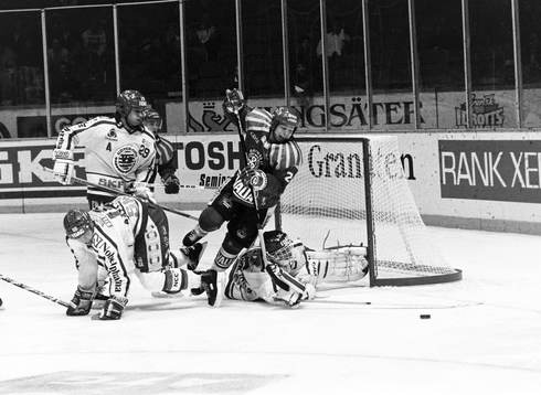 Anders Huss, Brynäs framför frölundas målvakt Åke