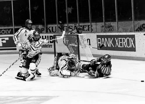 Anders Huss, Brynäs framför frölundas målvakt Åke