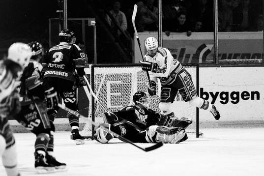 Malmös Peter Sundström oroar västerås målvakt Pär