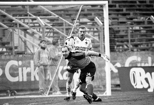 Thomas Ravelli, Målvakt, Göteborg kastar ut bollen