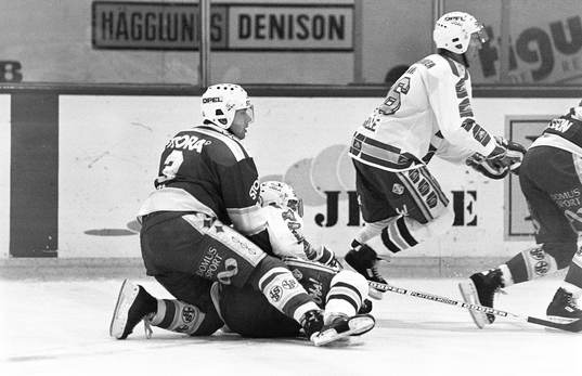 Leksands Rickard Persson med en malmöspelare på isen