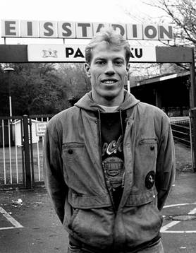 Jonas Bergqvist utanför isstadion