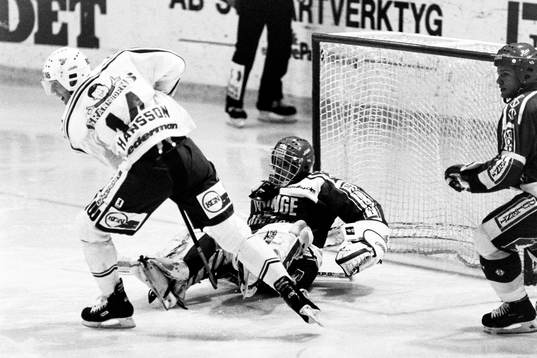 Roger Hansson, Rögle framför tyringes målvakt Magnus