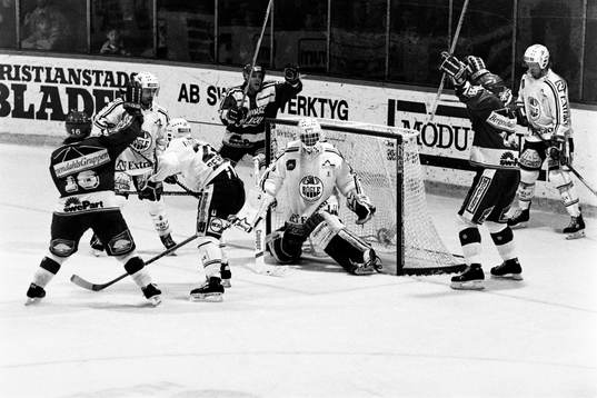 Pucken i mål bakom rögles målvakt Fredrik Josefsson och