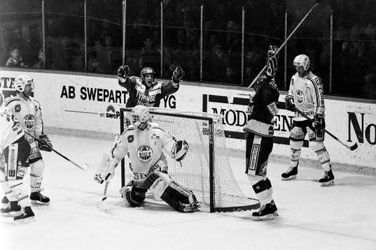 Pucken i mål bakom rögles målvakt Fredrik Josefsson och