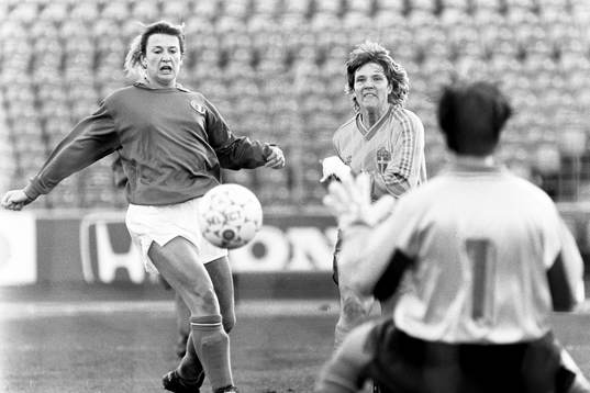 Pia Sundhage, Sverige
