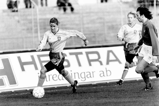 Susanne Hedberg, Sverige med bollen