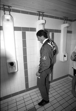 Roger Gustafsson, tränare i Göteborg får duscha med