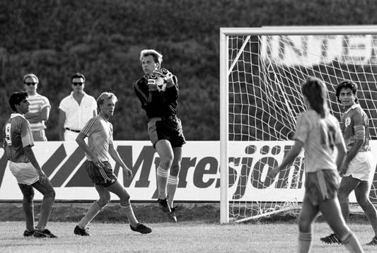 Jan Ekholm, målvakt, Sverige, fångar bollen i luften
