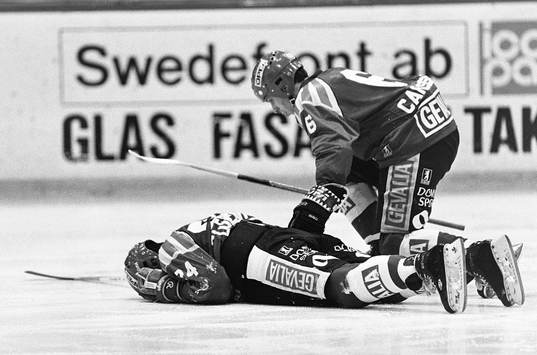 Patrik Erickson, Brynäs ligger på isen och får hjälp av