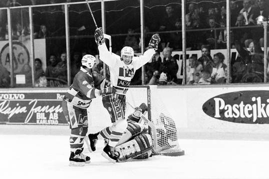 Pucken i mål bakom färjestads målvakt Jörgen Rydén och