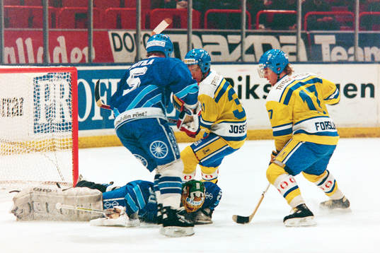 Ola Josefsson och Tomas Forslund framför finlands målvakt