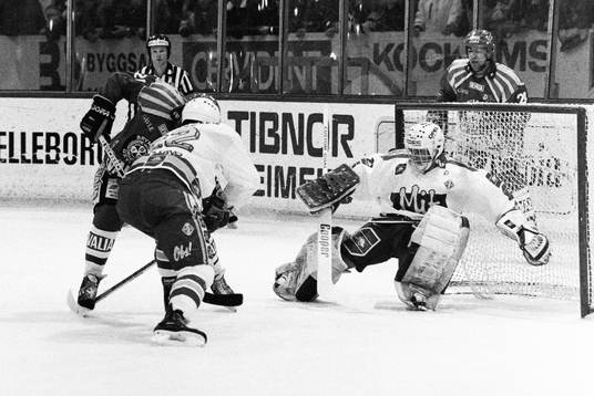 Peter Eriksson, Brynäs framför malmös målvakt Roger