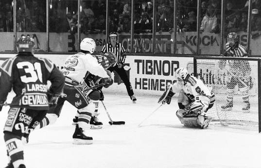Peter Eriksson, Brynäs framför malmös målvakt Roger