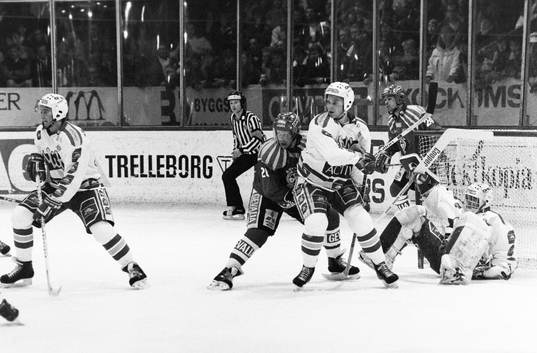 Peter Eriksson, Brynäs framför malmös målvakt Roger